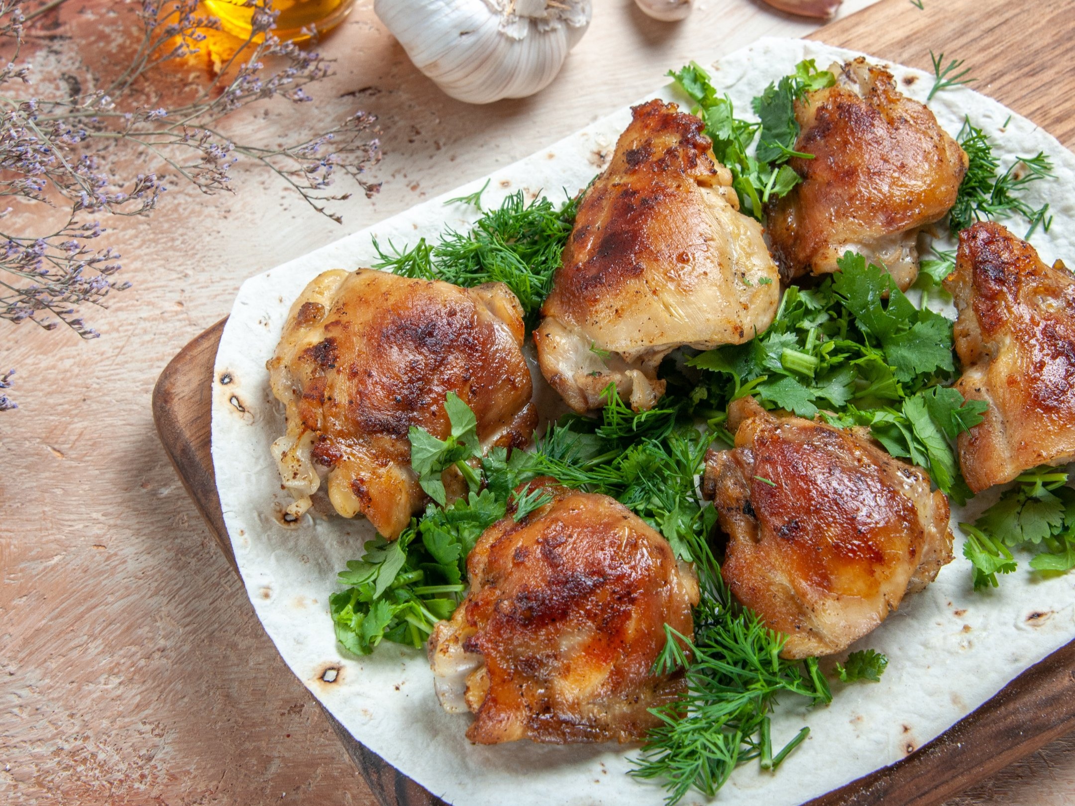 Veja Como Temperar E Assar Sobrecoxas De Frango