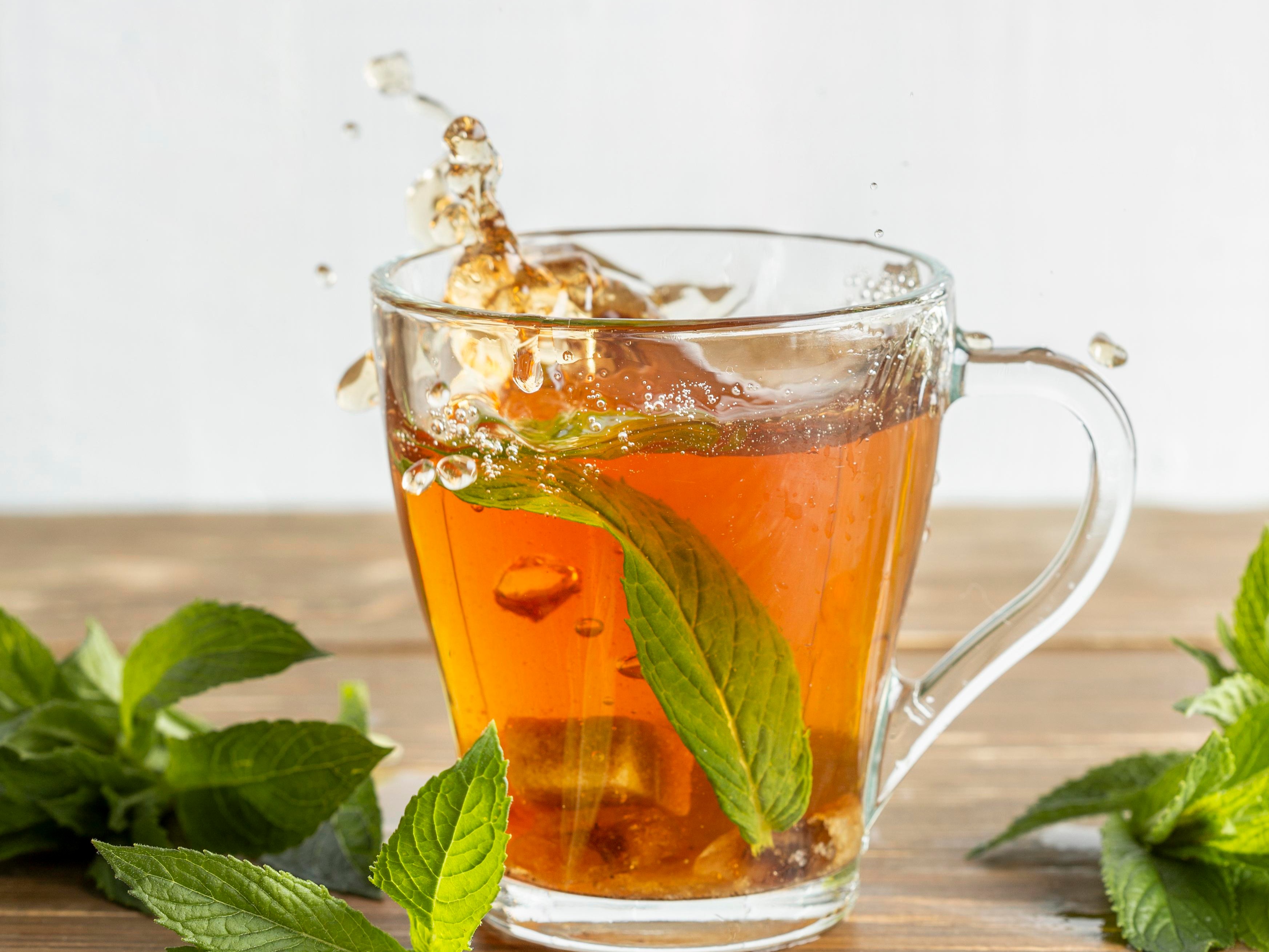 Descubra qual é o melhor chá para beber à noite e melhorar o intestino